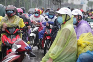 Nghệ An dựng nhà bạt hỗ trợ đón, hỗ trợ công dân hồi hương dưới trời mưa tầm tã