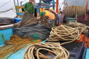 Nổ súng bắt 2 tàu dã cào đánh bắt hải sản trái phép