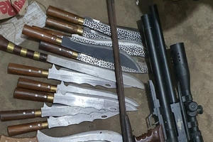 Tàng trữ, sử dụng trái phép vũ khí, một đối tượng bị xử phạt 15 triệu đồng Tàng trữ, sử dụng trái phép vũ khí, một đối tượng bị xử phạt 15 triệu đồng