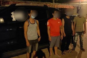 Ô tô bán tải "luồng xanh" giấu 4 người trên ghế sau để tìm cách vào Hà Nội