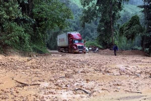 Sạt lở gây ách tắc trên Quốc lộ 279 đi Cửa khẩu quốc tế Tây Trang