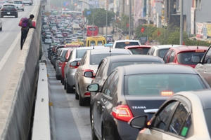 Đường vành đai Hà Nội ùn tắc ngày mùng 4 Tết