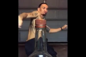 Clip những màn “thử thách đá nút chai” đang gây sốt mạng xã hội