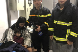 Hà Nội: Cứu 3 người khỏi đám cháy lúc rạng sáng