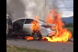 Video: Xế hộp bốc cháy nghi ngút giữa đường, chủ xe liều mình lao vào lấy tài sản