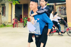 Xúc động hình ảnh tình nguyện viên giúp đỡ nữ sinh khuyết tật vào phòng thi lớp 10