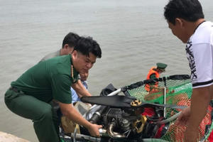 Bộ đội Biên phòng ứng cứu người đàn ông bay dù lượn gặp nạn rơi xuống biển