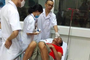 Mâu thuẫn từ chiếc lưới chắn rác, dùng búa sắt đánh thẳng mặt hàng xóm