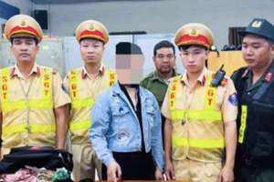 CSGT phát hiện nữ giao hàng dùng xe máy giao ma túy đá cho khách