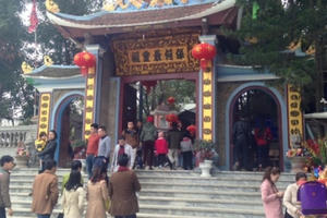 Đền ông Hoàng Bẩy thưa khách lễ đầu năm