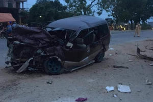 2 ô tô nát đầu sau cú va chạm kinh hoàng trên quốc lộ