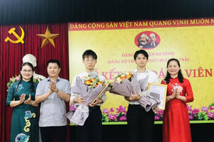 Trường THPT Nguyễn Trãi tổ chức Lễ kết nạp Đảng viên cho hai học sinh ưu tú lớp 12