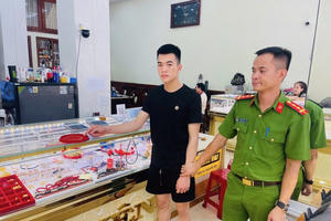 Quảng Ninh: Bắt đối tượng đột nhập nhà dân, phá két sắt lấy trộm vàng Quảng Ninh: Bắt đối tượng đột nhập nhà dân, phá két sắt lấy trộm vàng