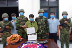 Mặc quân phục đóng giả bộ đội đi “cõng” ma túy