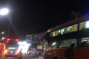 3 thanh niên ném đá xe khách để trả thù vì bị ép ngã