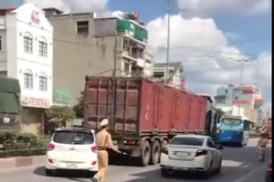 Quảng Ninh: Truy tìm tài xế lùi xe ô tô bỏ chạy khi bị kiểm tra nồng độ cồn