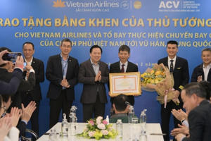 Thủ tướng Chính phủ tặng bằng khen cho Tổ bay Vietnam Airlines đón công dân Việt Nam trở về từ Vũ Hán Thủ tướng Chính phủ tặng bằng khen cho Tổ bay Vietnam Airlines đón công dân Việt Nam trở về từ Vũ Hán