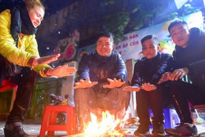Người dân đốt lửa sưởi ấm đêm đông Hà Nội
