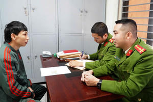 Vận động đối tượng truy nã trốn bên Thái Lan về đầu thú