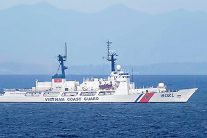 Tàu cảnh sát biển tiếp cận hỗ trợ thuyền viên tàu cá gặp nạn trên biển