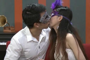 'Câu khách' bằng chuyện riêng tư, thiếu văn hóa hay mờ mắt vì lợi nhuận?