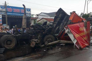 Xe đầu kéo nổ lốp tông thẳng vào xe tải, 2 tài xế nguy kịch
