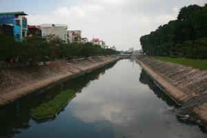 Những dòng sông chết "vây chặt" thủ đô