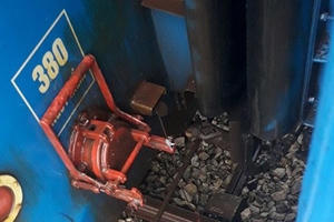 Tàu Bắc - Nam bị đứt móc nối, 2 toa tàu chia làm đôi