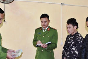 Bắt giữ hai đối tượng chuyên làm luật xe khách chạy qua địa phận tỉnh Ninh Bình