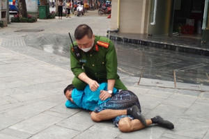 Hà Nội: Khống chế đối tượng nghi “ngáo đá” tấn công người đi đường