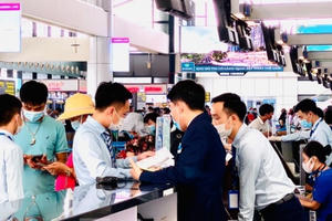 Sân bay Nội Bài sôi động trở lại sau kỳ nghỉ 'COVID -19' Sân bay Nội Bài sôi động trở lại sau kỳ nghỉ 'COVID -19'