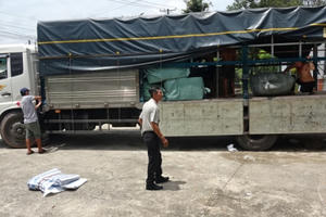 Long An: Phát hiện, tạm giữ 50 tấn hàng nghi nhập lậu đang trên đường đi tiêu thụ