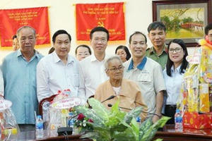 Ông Võ Văn Thưởng thăm, tặng quà cho gia đình chính sách ở Đồng Nai Ông Võ Văn Thưởng thăm, tặng quà cho gia đình chính sách ở Đồng Nai