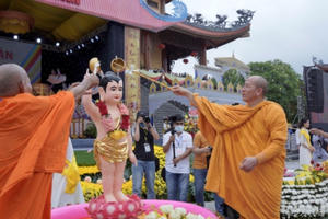 Quảng Ninh: Hàng vạn Phật tử tụng kinh khánh đản, tham gia Lễ tắm Phật