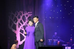 Tuấn Ngọc say đắm bên Lệ Thu trong đêm nhạc  Ngô Thụy Miên