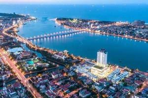 Phấn đấu đưa Quảng Bình trở thành tỉnh phát triển khá của khu vực miền Trung Phấn đấu đưa Quảng Bình trở thành tỉnh phát triển khá của khu vực miền Trung