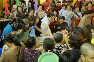 Hướng tới loại bỏ hành vi phản cảm trong lễ hội