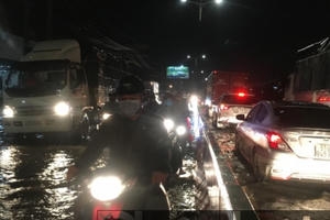 Bình Dương: Sau mưa lớn, quốc lộ 13 ngập nặng Bình Dương: Sau mưa lớn, quốc lộ 13 ngập nặng