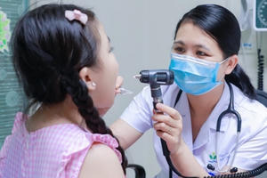 Sau khi mắc COVID-19, cha mẹ cần đưa trẻ đi khám lúc nào?