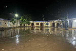 Nghệ An: Lũ về bất ngờ, thầy trò sơ tán giữa đêm khuya