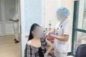 Bộ Y tế yêu cầu BV Hữu Nghị giải trình vụ việc cô gái khoe được tiêm vaccine Covid-19 nhờ "mối quan hệ" Bộ Y tế yêu cầu BV Hữu Nghị giải trình vụ việc cô gái khoe được tiêm vaccine Covid-19 nhờ "mối quan hệ"