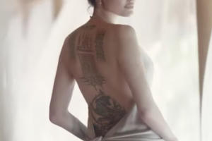 Angelina Jolie quyến rũ đầy mê hoặc khi thả dáng trong bồn tắm