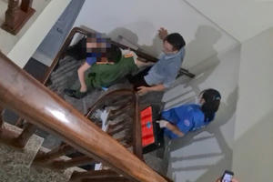 Giải cứu cô gái trong tình trạng nguy kịch nghi tự sát trong phòng trọ khoá trái cửa