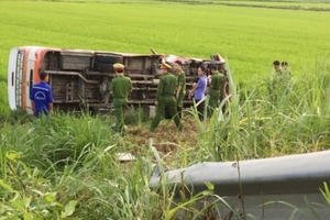 Nghệ An: Lật xe buýt 1 người chết, 3 người nhập viện cấp cứu