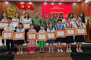 Trao giải cuộc thi viết - vẽ chủ đề “Con yêu bố mẹ - Người chiến sĩ Công an nhân dân”