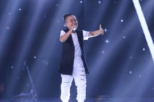 Cậu bé “búi tóc” Quốc Thái hát tiếng Anh khiến 4 HLV “lao” lên sân khấu tranh giành