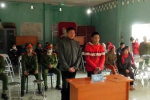 Vứt ma túy đá xuống taluy dương để “né” công an, nhưng vẫn bị bắt