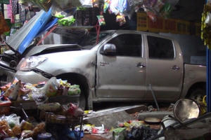 Bình Dương: Ô tô tông xe máy rồi "cày nát" tiệm tạp hóa bên đường Bình Dương: Ô tô tông xe máy rồi "cày nát" tiệm tạp hóa bên đường