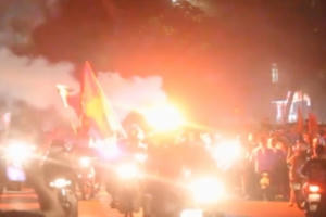 Clip CĐV đốt pháo sáng, ăn mừng sau chiến thắng của Olympic Việt Nam