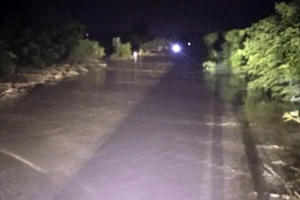 Hồ chứa nước trong trang trại gia cầm ở Lâm Đồng bị vỡ, người dân tháo chạy